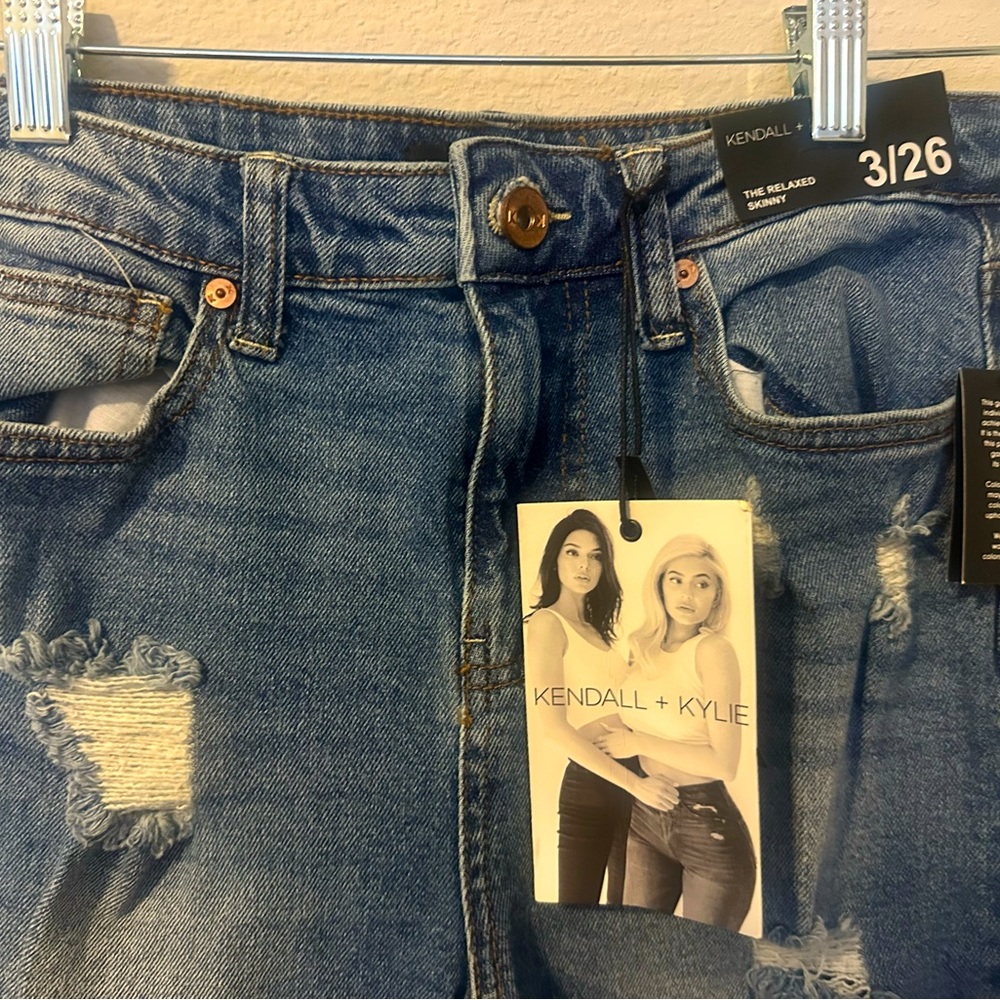 NWT Kendall and Kylie relaxed skinny jeans  size 3